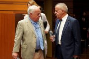 El consejero de Cultura, Turismo y Deporte, Gonzalo Santonja, conversa con el procurador popular José Sánchez durante el Pleno de las Cortes de Castilla y León.