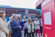 El consejero de Movilidad y Transformación Digital, José Luis Sanz Merino, presenta los avances en la implantación del nuevo modelo de movilidad en el transporte autonómico, Buscyl, con la instalación de nuevas marquesinas dentro del proyecto del Sistema Inteligente de Transporte.
