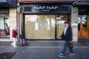 Un cartel anuncia la próxima apertura de otro comercio en el mismo local.