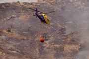 Medios aéreos combaten un incendio declarado en la zona de Monte Coronado en Málaga. A 1 de septiembre de 2025, en Málaga (Andalucía, España). 