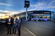 Julián Alonso con los responsables de KIA España, a las puertas del concesionario de la marca en Burgos.