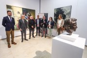 El director del Museo de Burgos, Luis Araus, junto a los representantes de las distintas administraciones y al Javier Sáez (tercero por la izquierda), hijo del artista Luis Sáez, durante la inauguración de 'Bellamente aterrados'.