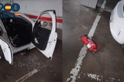 El ladrón empleó un extintor para romper una de las ventanas del vehículo asaltado.
