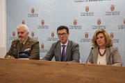 Francisco de Asís Ramírez, Félix Valbuena y Cristina Rodríguez, en la presentación de las Jornadas de Derecho, Política y Defensa.