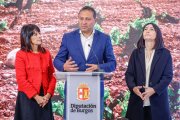 Ramiro García, presidente del Consejo Regulador de la Denominación de Origen Arlanza, en la presentación de su fiesta de la vendimia, junto a la diputada provincial Inmaculada Sierra y la gerente de la entidad, Elisa Fernández.