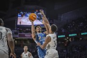 Samuels Jr. lanza a canasta durante el partido