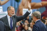 El rey Felipe VI saluda a su llegada al Fórum.