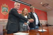 Barbero, Ayala y Manso tras la fima del convenio de colaboración.