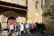Autoridades y vecinos del pueblo junto a la placa conmemorativa.