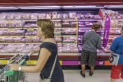 Varias mujeres en la sección de frescos envasados de un supermercado de la capital burgalesa, en una imagen de archivo.