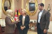 María Jesús Domingo, de Párkinson Burgos, charla con la alcaldesa, Cristina Ayala.