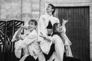 Las bailarinas Sara Saiz, coreógrafa, Leticia Bernardo y Alejandra Miñón expresan con danza pantomina y danza contemporáneas las múltiples aristas del universo femenino.