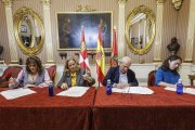 Firma del acuerdo del Diálogo Social de Burgos. De izquierda a derecha, Sara Gil (UGT), la alcaldesa, Cristina Ayala, Ignacio San Millán (FAE) y Carmen Álvarez (CCOO).