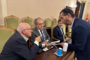 Los diputados provinciales de Vox conversan con el popular Manuel Villanueva.