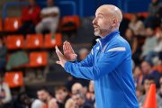Jordi Juste da instrucciones a sus jugadores desde la banda en el partido ante Coruña.