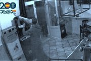 El ladrón captado por las cámaras de seguridad del bar en el que robó una cesta de Navidad.