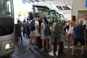 Archivo - Varias personas esperan para subirse a un autobús en la estación de autobuses de Méndez Álvaro, a 2 de agosto de 2024, en Madrid (España).