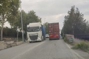 Dos camiones, en ambas direcciones, en la BU-740 a su paso por Miranda.