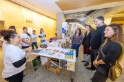 Miembros de todos los grupos políticos del Ayuntamiento han visitado el mercadillo solidario de la jornada 'Cultura y Talento'.