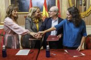 Los responsables de los dos sindicatos y la patronal, durante la firma del acuerdo del Diálogo Social con la alcaldesa de Burgos.