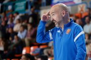 Juste da instrucciones durante el partido ante el Leyma Coruña.