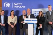 El vicesecretario de Coordinación Autonómica y Local del PP, Elías Bendodo, con los alcaldes María José Catalá (Valencia), Gema Igual (Santander), Xavier García Albiol (Badalona) y Manu Reyes (Castelldefels), y el líder del PP en Barcelona, Dani Sirera.