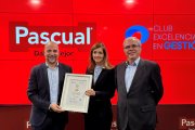 Imagen de la entrega de la distinción a Pascual