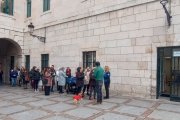 Varias personas esperan para entrar en el Padrón.
