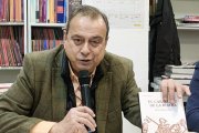 El periodista y escritor Javier Algarra, en una presentación reciente de su segunda novela.
