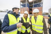 Juan Carlos Suárez-Quiñones, Cristina Ayala y Roberto Saiz en las obras del complejo de viviendas sociales proyectado en Burgos.