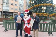 Miguel Ángel Iniestra (Zona G) y el concejal de Comercio, César Barriada, con Mickey Mouse en Gamonal.