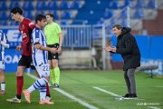 Jesús Galván anima a sus jugadores desde la banda de Mendizorroza durante el partido contra la Real B.