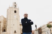 Javier presenta su libro “Bellas y Desconocidas”.
