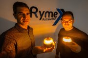 Eduardo Medina, director, y Daniel Martínez muestran la baliza diseñada por Ryme Automotive.