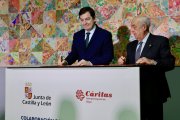 El presidente de la Junta de Castilla y León, Alfonso Fernández Mañueco, firma un protocolo de colaboración con Cáritas Interparroquial de Béjar, en la provincia de Salamanca.