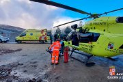 El helicóptero de rescate evacúa a una mujer accidentada en Pineda de la Sierra.