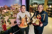 Fernando Gutiérrez y su padre muestran algunas de las piezas de su colección de 250 belenes, reunida a lo largo de los años y expuesta cada Navidad en un cuidado montaje familiar.