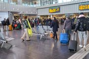 La laerguísima cola ayer por la tarde para atravesar en control de seguiridad en la estación de trenes de Burgos formada por viajeros del AVE a Madrid-Murcia y los Alvia a Galicia y Salamanca.