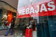 Visitas a las tiendas del comercio local durante el primer día de rebajas.