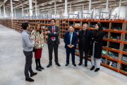 Óscar López, durante la visita a la plataforma logística.