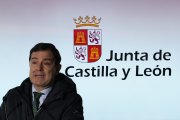 El presidente de la Junta de Castilla y León, Alfonso Fernández Mañueco, junto al presidente del Consejo Comarcal del Bierzo, Olegario Ramón, durante la firma del nuevo convenio marco