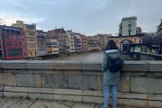 Laura, ingeniera burgalesa, observa el río Onyar de Girona tras el paso de la borrasca Harry.