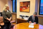 La alcaldesa Cristina Ayala presidió la firma de toma de posesión del secretario municipal, Javier Gallo.