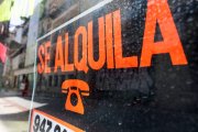 Un cartel anuncia el aquiler de un inmueble en Burgos.