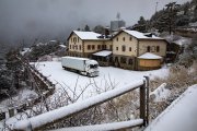 Archivo - Un camión parado en el Puerto de Navacerrada, a 2 de diciembre de 2025, en Madrid.