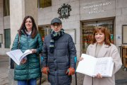 Representantes de la asociación con las firmas recogidas.