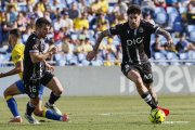 Fer Niño avanza con el balón durante el partido contra Las Palmas