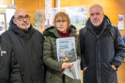 El secretario general de CCOO, Unai Sordo, junto a la secretaria general de CCOO CyL, Ana Fernández de los Muros se concentran en las puertas de la Junta tras una asamblea para delegados celebrada en la Feria de Muestras. En la imagen entregan una propuesta contra la gestión de incendios en el registro de la consejería de Medio Ambiente.