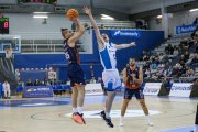 Jofresa lanza a canasta durante el partido.