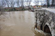 Imagen del río Arlanza a la altura del Puente Romano en Quintana del Puente (Palencia).